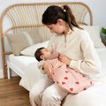 Mama mit Baby im Schlafsack von LÄSSIG
