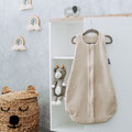 Schlafsack von Träumeland hängend auf Tür vom Kinderzimmerschrank