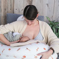 Stillende Mutter mit Stillkissen und Baby