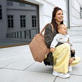 Mama mit Kind Wickelrucksack