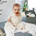 Baby mit Schnuller & Mulltuch