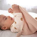 Baby mit Schmusedecke