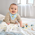 Fröhliches Baby mit Bandana von LÄSSIG auf Spieldecke