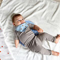 Baby liegend auf Decke von LÄSSIG