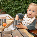 Junge beim Picknick mit Thermodose von LÄSSIG
