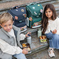 Mädchen & Junge mit Schulranzen und Geldbörsen von LÄSSIG