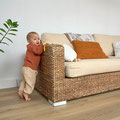 Baby zieht sich am Sofa hoch
