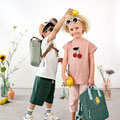 2 Kinder mit Kinderrucksack Square Cherry & Khaki Dessin - LÄSSIG