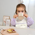 Mädchen mit Trinklernbecher von LÄSSIG