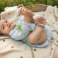 Strampelndes Baby im Babynest