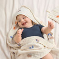 Fröhliches Baby im Kapuzenbadetuch