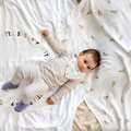 Baby Liegen auf Spieldecke von LÄSSIG