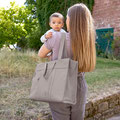 Mama mit Baby auf dem Arm und Wickeltasche Tote Up Bag von LÄSSIG