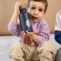Kind mit Little Gang Trinkflasche von LÄSSIG