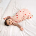Baby liegend im Elternbett 
