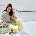 Mama mit Baby und Wickeltasche
