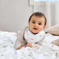Baby mit Halstuch von LÄSSIG auf Spieldecke