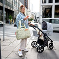 Mami mit Kinderwagen und Wickeltasche