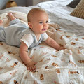 Baby auf Krabbeldecke