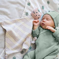 Schlafendes Baby mit Schmusetuch von LÄSSIG