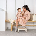 Mama im Bademantel mit Baby im Kinder-Bademantel