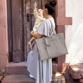 Mama mit Baby auf dem Arm und Wickeltasche Tote Up Bag von LÄSSIG