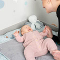 Mutter mit Kind an Wickelauflage