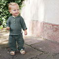 Kind mit Muslin-Kleidung spazieren gehend