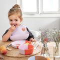 Mädchen beim snacken mit Zubehör von LÄSSIG