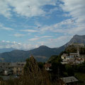 St.Vincent vom Startplatz aus gesehen. An der Burgruine kann man soaren. Bildrand unten links: das abgebrannte Volantis.