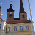 Rathaus mit Oberkirche im Hintergrund
