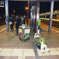 (c) kps - 10.12.2011 - Sarg mit Blumen am Bahnhof Gotha