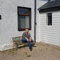Geniessen der Sonnenstralen vor dem Haus. Gleich geht die Fahrt los.