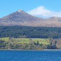 Kurz vor der Ankunft. Brodick mit dem Goatfell im Hintergrund