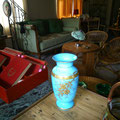 Vase en opaline bleue à motifs dorés, H:0.30.