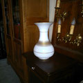 Vase en opaline blanche à décor doré, H:0.25.