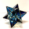 珍しい星型の造形。ディープブルーのガラスの中にLEDツリー電球を仕掛けています。