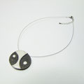 collier noir et blanc en raku