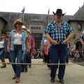 Autre troupe assurant l'animation sur le podium, devant la Mairie