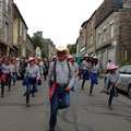 Cow-boys et cow-girls dansant Grande Rue au son du banjo!