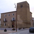 También, en la Plaza Mayor, el Palacio de los Duques de Solferino y el Torreón de Albalate de Cinca (Huesca).