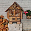 Das Insektenhotel an einer geschützten Südseite einer Mauer. 