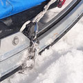 ausgelöst gräbt sie sich unter den Kufen in den Schnee. Selbstverständlich passiert dies gleichzeitig auf beiden Kufen.