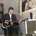 Charles Pater met zijn nieuwe Framus Hollywood gitaar.