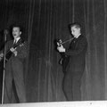 Charles Pater en Ronnie Hulzebosch tijdens een schoolfeestje in 1957. Charles zingt hier Jailhouse Rock 