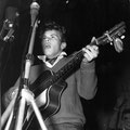 Charles Pater op 28 april 1959 tijdens de finale van de Elvis imitatie wedstrijd in de Royal in Amsterdam. Hij werd 4e.