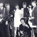 The Torero's met Karin Kent en Margie Ball (1966). vlnr: Hans Hollestelle (solo), Jan Lambeck (sax), Karin Kent, Jan Hollestelle (bas), Jan Cressent (drums), Margie Ball en Hans Thijssen (sax/orgel/gitaar)