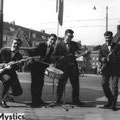The Mystics (1962) vlnr Arie Hooning, Pierre vd Linden, Kick Otto, Charles Pater. De foto is genomen bij de 4 brughuisjes (met winkeltjes) op brug 404 over het Amstelkanaal. Kruising Scheldestraat/Ferd.Bolstraat/Amstelkade/Jozef Israëlkade