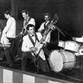 JOHNNY & HIS CELLAR ROCKERS 1961 (foto:   Piccolo - België  2/1962) vlnr: Cocky Akkerman - Hans Kuyt - Jan Akkerman - Cor Engelsma - Jan Burgers - Pierre v.d. Linden (Cor Engelsma met de zelfbouw 'starbas' van Jan Akkerman)