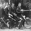 Johnny & his Cellar Rockers op Tomos bromfiets (1964)